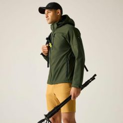Męska wodoodporna kurtka softshell Arana z kapturem. Zielone kurtki męskie Regatta, m, bez wzorów, z elastanu, bez ramiączek, z kapturem. Za 329.99 zł.