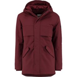 RVLT HEAVY Krótki płaszcz bordeaux. Płaszcze męskie marki RVLT. W wyprzedaży za 493.35 zł.