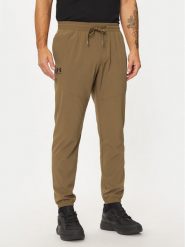 Under Armour Spodnie dresowe UA Vibe Woven 1386557 Brązowy Regular Fit. Brązowe spodnie dresowe męskie Under Armour, bez wzorów, z dresówki. Za 169.99 zł.