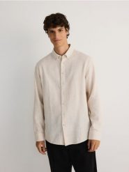 Gładka koszula regular fit - beżowy. Brązowe koszule męskie Reserved, l, bez wzorów, z bawełny, bez kołnierzyka, bez ramiączek. W wyprzedaży za 39.99 zł.