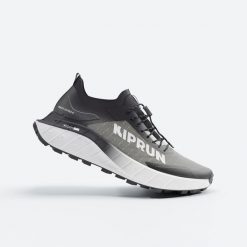 Buty do biegania w terenie Kiprun Race Ultra 2. Czarne buty do biegania męskie KIPRUN, bez wzorów, z kauczuku, bez zapięcia, do biegania. Za 599.99 zł.