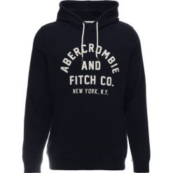 Abercrombie & Fitch BASIC LOGO Bluza z kapturem navy. Bluzy nierozpinane męskie marki Abercrombie & Fitch. Za 349.00 zł.