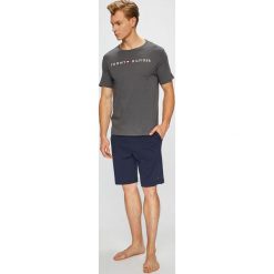 Tommy Hilfiger - Piżama. Szare piżamy męskie Tommy Hilfiger, z nadrukiem, z bawełny, z okrągłym kołnierzem. Za 269.90 zł.