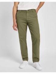 LEE MĘSKIE SPODNIE MATERIAŁOWE RELAXED WORKWEAR CHINO MERCANTIL GREEN 112355786 L78K008526. Zielone eleganckie spodnie męskie Lee, bez wzorów, z bawełny, klasyczne. W wyprzedaży za 119.99 zł.
