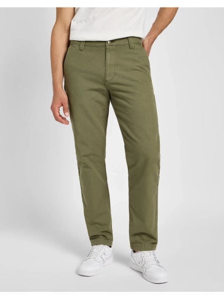 LEE MĘSKIE SPODNIE MATERIAŁOWE RELAXED WORKWEAR CHINO MERCANTIL GREEN 112355786 L78K008526. Zielone eleganckie spodnie męskie Lee, bez wzorów, z bawełny, klasyczne. Za 229.99 zł.