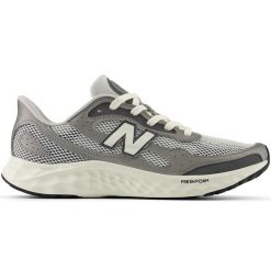 Buty męskie New Balance Fresh Foam Arishi v4 MARISTG4 – szare. Szare buty do biegania męskie New Balance, bez wzorów, z materiału, bez zapięcia, do biegania. Za 299.99 zł.