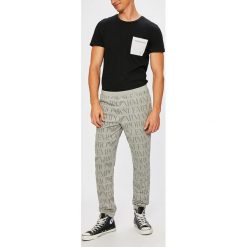 Emporio Armani - Spodnie. Szare spodnie na co dzień męskie Emporio Armani, z bawełny, casualowe. W wyprzedaży za 229.90 zł.
