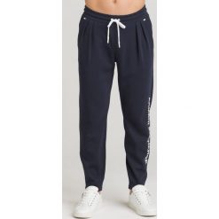 SPODNIE DRESOWE ARMANI EXCHANGE. Szare spodnie dresowe męskie Armani Exchange, bez wzorów, z bawełny. Za 356.30 zł.