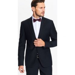 MARYNARKA MĘSKA ELEGANCKA O DOPASOWANYM KROJU Z OZDOBNYM CIĘCIEM NA KOŁNIERZU. Marynarki męskie TOP SECRET. W wyprzedaży za 119.99 zł.