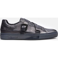Granatowe trampki męskie. Buty sportowe na co dzień męskie marki Kazar. Za 469.00 zł.