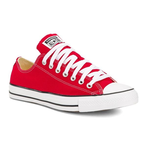Trampki Converse Chuck Taylor All Star Classic Ox. Czerwone trampki męskie Converse, bez wzorów, retro, bez zapięcia. Za 259.99 zł.