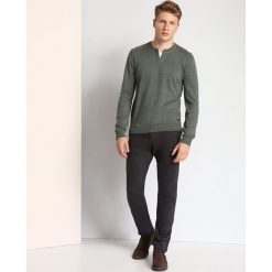 SWETER DŁUGI RĘKAW MĘSKI Z GUZIKIEM. Swetry męskie marki TOP SECRET. W wyprzedaży za 59.99 zł.