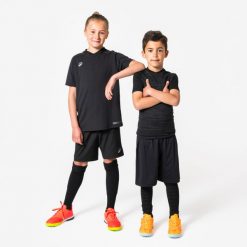 Koszulka termoaktywna krótki rękaw unisex Kipsta Keepdry 500. Czarne bielizna termoaktywna męska KIPSTA, bez wzorów, z dzianiny, bez ramiączek, do piłki nożnej. Za 59.99 zł.