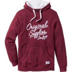 Bluza z kapturem i nadrukiem Regular Fit bonprix jeżynowy. Bluzy nierozpinane męskie bonprix. Za 79.99 zł.