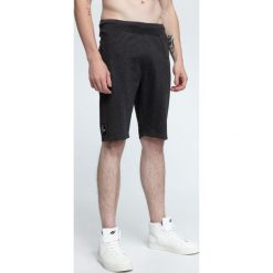 Spodenki dresowe męskie SKMD003 - ciemny szary melanż. Szare szorty męskie 4f, melanż, z bawełny. W wyprzedaży za 79.99 zł.