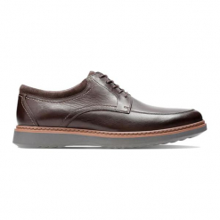 Skórzane półbuty w kolorze brązowym. Brązowe eleganckie półbuty męskie Clarks, z materiału. W wyprzedaży za 269.95 zł.