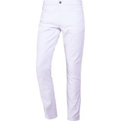 Emporio Armani POCKETS PANT Jeansy Slim Fit bianco ottico. Jeansy męskie marki Emporio Armani. W wyprzedaży za 479.25 zł.