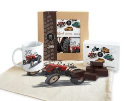 Zetor 25 — paczka (Zawartość paczki: koszulka, torba, kubek, słodycze; Rozmiar koszulki / bluzy: M (męska); Kolor koszulki / bluzy: czarny; Rodzaj nad. Czarne bluzy nierozpinane męskie nikiniki, m, bez wzorów, z bawełny, bez ramiączek, bez kaptura. Za 179.00 zł.