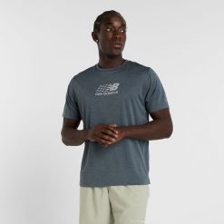 Koszulka męska New Balance MT51204GT – szara. Szare t-shirty sportowe męskie New Balance, m, bez wzorów, z materiału, sportowe, bez ramiączek. Za 129.99 zł.