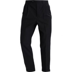 AllSaints TALLIS Spodnie garniturowe black. Spodnie na co dzień męskie marki AllSaints. W wyprzedaży za 623.20 zł.