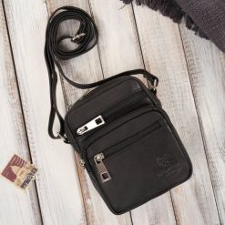 Saszetka męska na ramię skórzana pojemna czarna Paolo Peruzzi T-133-BL. Czarne saszetki męskie bez wzorów, ze skóry, małe. Za 99.99 zł.