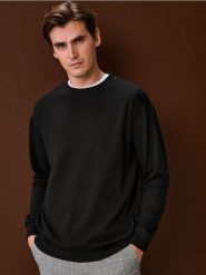 Bluza crewneck basic - czarny. Czarne bluzy nierozpinane męskie Sinsay, l, bez wzorów, bez ramiączek, bez kaptura. Za 49.99 zł.