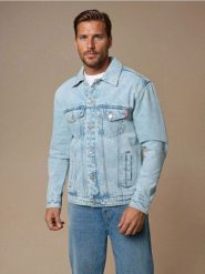 Jeansowa kurtka trucker - niebieski. Niebieskie kurtki męskie Sinsay, l, bez wzorów, z jeansu, bez ramiączek, bez kaptura. Za 79.99 zł.