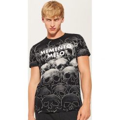 T-shirt z nadrukiem all over - Czarny. Czarne t-shirty męskie House, z nadrukiem. Za 49.99 zł.