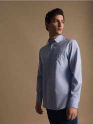 Bawełniana koszula slim fit - jasnoniebieski. Niebieskie koszule męskie Reserved, l, bez wzorów, z bawełny, bez kołnierzyka, bez ramiączek. W wyprzedaży za 129.99 zł.