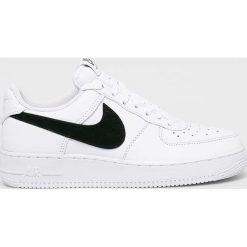 Nike Sportswear - Buty Air Force 1 '07 PRM 2. Białe buty sportowe na co dzień męskie Nike Sportswear, bez wzorów, z gumy, sportowe, bez ramiączek, bez kaptura. W wyprzedaży za 479.90 zł.