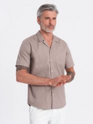 Koszula męska z krótkim rękawem i kubańskim kołnierzem - ciemnobeżowa V3 - Rozmiar: S. Brązowe koszule męskie Ombre Clothing, na lato, m, bez wzorów, z bawełny, bez kołnierzyka, bez ramiączek. W wyprzedaży za 59.99 zł.