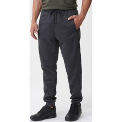 Ciemnoszare Spodnie Orrin. Szare spodnie dresowe męskie Born2be, bez wzorów, z dresówki. Za 49.99 zł.