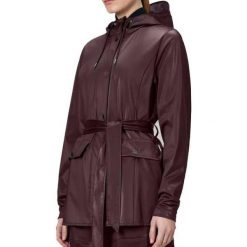Kurtka RAINS CURVE JACKET W3 Bordeaux. Czerwone kurtki męskie Rains, bez wzorów, z syntetyku, bez ramiączek, bez kaptura. Za 485.34 zł.