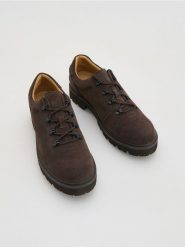 Zamszowe półbuty - ciemnobrązowy. Brązowe eleganckie półbuty męskie Reserved, ze skóry, klasyczne, bez obcasa, bez zapięcia. Za 219.99 zł.