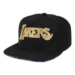 Czapka z daszkiem bejsbolówka Mitchell & Ness NBA Los Angeles Lakers. Czarne czapki męskie Mitchell & Ness, bez wzorów, sportowe. Za 99.00 zł.