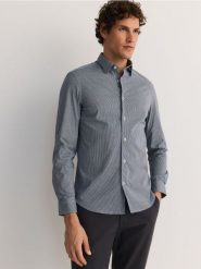 Koszula slim fit w drobną kratkę - granatowy. Niebieskie koszule męskie Reserved, l, bez wzorów, z bawełny, bez kołnierzyka, bez ramiączek. W wyprzedaży za 79.99 zł.