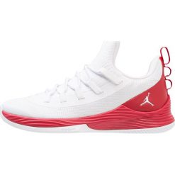 Jordan ULTRA FLY 2 LOW Obuwie do koszykówki white/gym red. Buty treningowe męskie marki Jordan. W wyprzedaży za 383.20 zł.