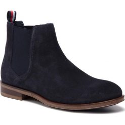 Sztyblety TOMMY HILFIGER - Dress Casual Suede Chelsea FM0FM02212 Midnight 403. Sztyblety męskie marki Tommy Hilfiger. W wyprzedaży za 519.00 zł.