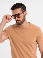 T-shirt męski klasyczny bawełniany BASIC - brązowy V21 OM-TSBS-0236 - XXL. Brązowe t-shirty męskie Ombre Clothing, l, bez wzorów, z bawełny, bez kołnierzyka, bez ramiączek. W wyprzedaży za 39.99 zł.