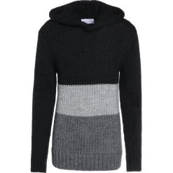 Holzweiler ASSERTIVE Sweter black/grey. Czarne swetry męskie Holzweiler, z materiału. W wyprzedaży za 807.95 zł.