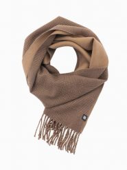 Dwustronny szalik męski w kratkę z frędzlami – brązowo-beżowy V2 OM-ACSF-0118 - uniwersalny. Brązowe szaliki męskie Ombre Clothing, bez wzorów, z materiału, eleganckie. Za 53.99 zł.