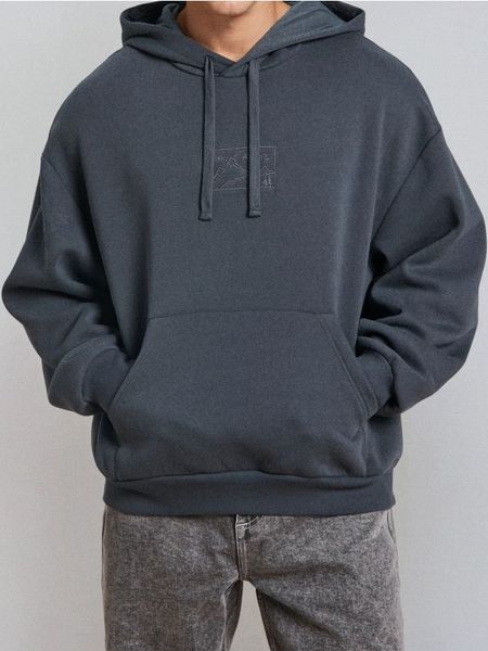 Bluza z kapturem Comfort Fit z haftem - niebieski. Niebieskie bluzy nierozpinane męskie Sinsay, l, bez wzorów, z kapturem. Za 59.99 zł.