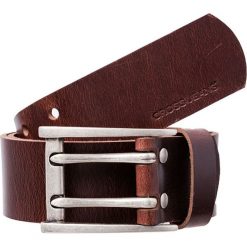 Skórzany pasek w kolorze brązowym. Brązowe paski męskie Cross Jeans, bez wzorów, z materiału. W wyprzedaży za 71.95 zł.