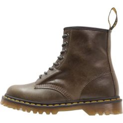 Dr. Martens 1460 8 BOOT Botki sznurowane braun. Buty zimowe męskie marki Dr. Martens. W wyprzedaży za 443.40 zł.