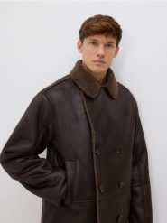 Kurtka sherpa z kołnierzem - ciemnobrązowy. Brązowe kurtki męskie Reserved, l, bez wzorów, z tkaniny, bez ramiączek, bez kaptura. Za 359.99 zł.