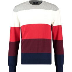 GANT BLOCKSTRIPE CREW Sweter bright red. Kardigany męskie marki Gant. W wyprzedaży za 407.20 zł.