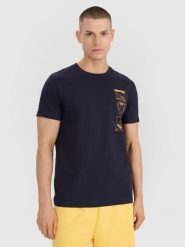4F T-shirt regular z nadrukiem męski - granatowy XXL. Niebieskie t-shirty sportowe męskie 4f, m, bez wzorów, z bawełny, klasyczne, bez ramiączek. W wyprzedaży za 39.99 zł.