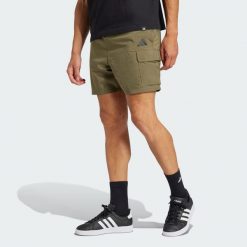 Szorty Essentials Small Logo Cargo Chelsea. Brązowe szorty sportowe męskie ADIDAS, bez wzorów, z materiału, sportowe. W wyprzedaży za 134.25 zł.