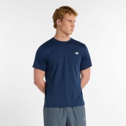 Koszulka męska New Balance MT51801NNY – granatowa. Niebieskie t-shirty sportowe męskie New Balance, l, bez wzorów, z materiału, sportowe, bez ramiączek. Za 79.99 zł.