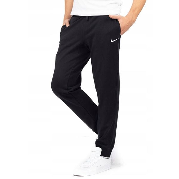 Spodnie Dresowe Męskie Nike Club Fleece. Czarne spodnie dresowe męskie Nike, bez wzorów, z dresówki, długie. Za 189.20 zł.